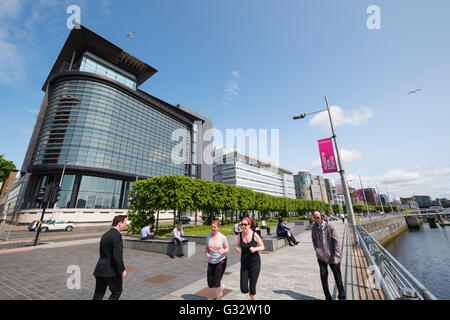 Ufficio i lavoratori in pausa pranzo sul Broomielaw nuovo distretto finanziario e affaristico a Glasgow Regno Unito Foto Stock