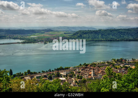 La Neuveille Village e il Lago di Bienne, Svizzera Foto Stock