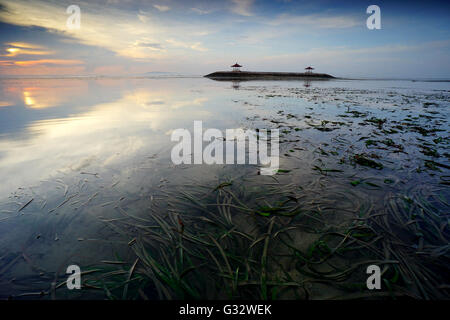Twin padiglioni, Karang, spiaggia di Sanur, Bali, Indonesia Foto Stock