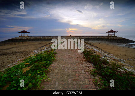 Twin padiglioni, Karang, spiaggia di Sanur, Bali, Indonesia Foto Stock
