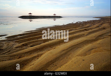 Twin padiglioni, Karang, spiaggia di Sanur, Bali, Indonesia Foto Stock