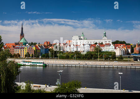 Szczecin panorama attraverso il fiume Odra, la vista del castello dei duchi di Pomerania, Polonia. Foto Stock