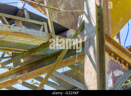 Una particolare immagine di un gruppo di travi di acciaio di supporto di una struttura Foto Stock