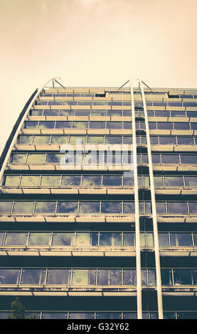 Moody immagine del moderno edificio di appartamenti a Salford Quays Foto Stock