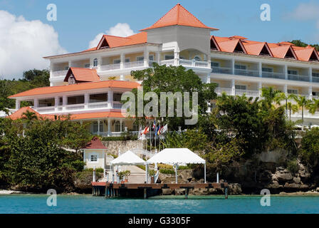 Waterfront ocean view resort sulla costa dell'Oceano Atlantico nella parte nord-orientale della Repubblica Dominicana, Samana Foto Stock