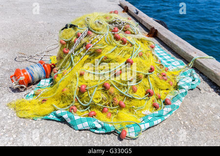 Cumulo di pesca gialla net con orange galleggia sul terreno a ocean Foto Stock