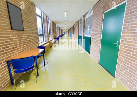 Lungo rettilineo e corridoio vuoto nel collegio di edificio scolastico Foto Stock