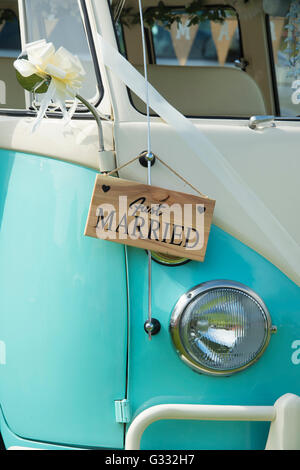 Nozze Vintage VW camper con un appena sposato segno sulla parte anteriore a una vw mostra. Stoner park, Oxfordshire, Inghilterra Foto Stock