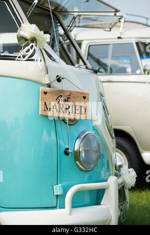 Nozze Vintage VW camper con un appena sposato segno sulla parte anteriore a una vw mostra. Stoner park, Oxfordshire, Inghilterra Foto Stock