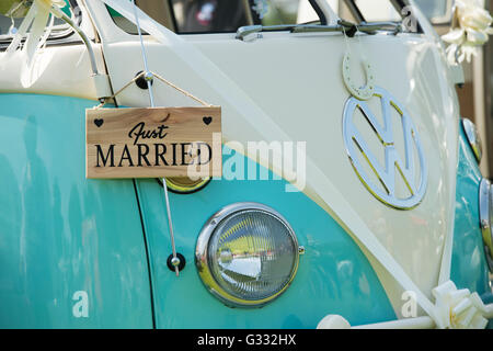 Nozze Vintage VW camper con un appena sposato segno sulla parte anteriore a una vw mostra. Stoner Park, Oxfordshire, Inghilterra Foto Stock