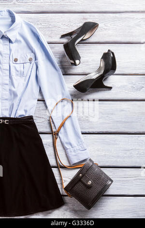 Maglietta nera e scarpe a tacco. Foto Stock