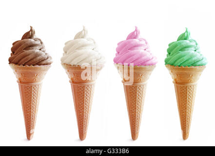 Cono gelato sapori tra cui cioccolato, vaniglia e fragola Foto Stock