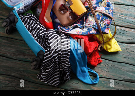 Crumpled vestiti in valigia blu. Foto Stock