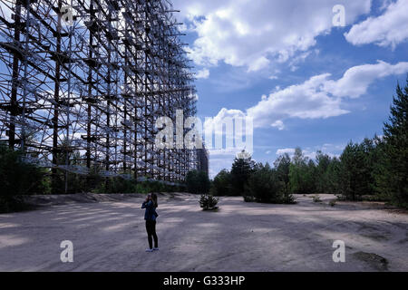 Vista dei riflettori di segnale della massiccia installazione radar di Duga-1 che era conosciuta in Occidente come Steel Yard o il Woodpecker russo usato come parte della rete di allarme rapido sovietico situata all'interno della zona di esclusione di Chernobyl in Ucraina Foto Stock