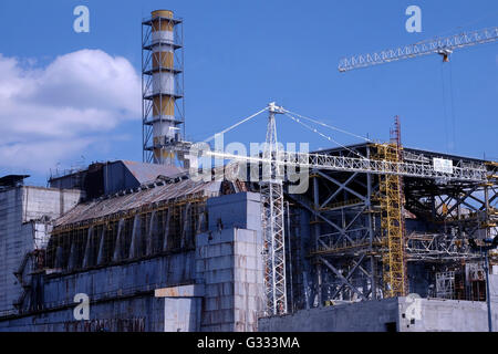 Vista del sarcofago di cemento che copre il danneggiato reattore 4 dell'ex centrale nucleare situato all'interno della centrale di Cernobil Zona di esclusione in Ucraina il 04 giugno 2016. L'incidente di Chernobyl avvenuta il 26 aprile 1986 presso la centrale nucleare di Cernobyl nella città di pripjat e era il peggiore di un impianto ad energia nucleare incidente della storia in termini di costo e di vittime. Foto Stock