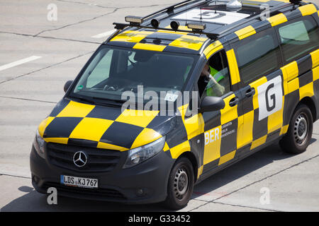 Berlino / GERMANIA - Giugno 4, 2016: tedesco ' follow me ' unità auto sull'aeroporto di Schoenefeld di Berlino / Germania in giugno 4, 2016 Foto Stock