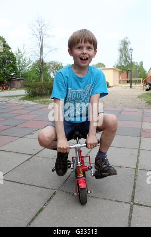 Zossen, Germania, ragazzo in sella ad una bici mini Foto Stock