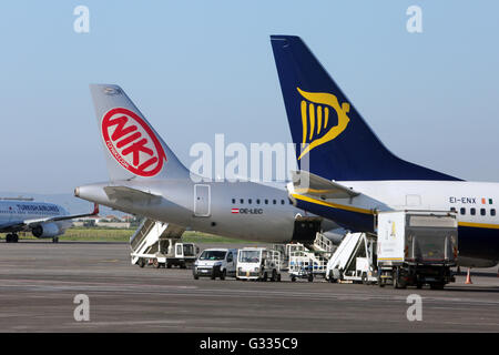 Catania, Italia, Heckfluegel un Airbus A320 di Air Niki e un Boeing 737 di Ryanair Foto Stock