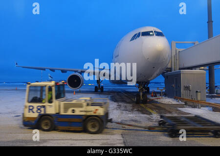 Vantaa, Finlandia, aeromobili è in posizione di parcheggio all'aeroporto di Helsinki Foto Stock