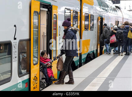 Berlino, Germania, madre sorge con un passeggino in un treno di un ODEG Foto Stock
