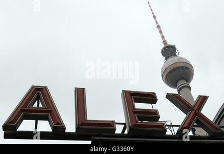 Berlino, Germania, scritte Alex prima la Berlino Torre della TV Foto Stock