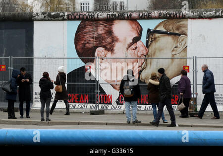 Berlino, Germania, la gente sulla East Side Gallery Foto Stock