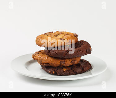 I cookie biscotto con scaglie di cioccolato sulla piastra su sfondo bianco. Chiudere fino in vista laterale. Foto Stock