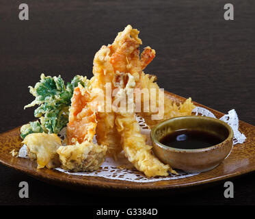 Tempura di gamberetti fritti gamberetti con salsa di soia. Decorare il piatto di giapponese e cucina asiatica. Chiudere fino in vista laterale. Foto Stock