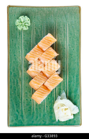Rotoli di sushi withsalmon su una piastra con wasabi e zenzero. Vista dall'alto. Isolato su sfondo bianco. Includere il percorso di clipping. Foto Stock