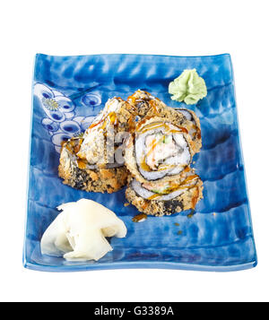 Rotoli di Sushi con tonno e flying fish roe su una piastra con wasabi e zenzero. Vista laterale. Isolato su sfondo bianco. Includono cl Foto Stock