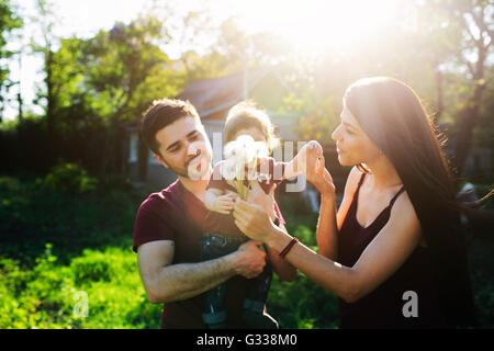 Famiglia giovane con un bambino sulla natura Foto Stock