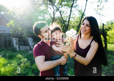 Famiglia giovane con un bambino sulla natura Foto Stock