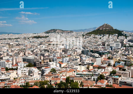 Vista panoramica della città di Atene con edifici della città abitazioni urbane architettura ellenica dall'Acropolis Hill in Grecia. Foto Stock