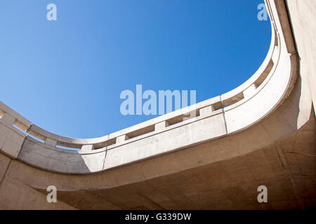 Chiudere fino in vista del tettuccio di ponte concreto dettaglio costruttivo contro il cielo blu Foto Stock