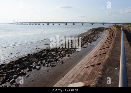 La seconda Severn Crossing autostrada M4 ponte tra Inghilterra e Galles, visto dal Severn spiaggia vicino a Bristol. Foto Stock