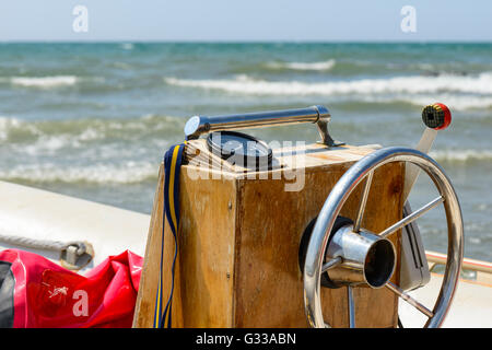 Bella barca di pesce con timone in mare Foto Stock