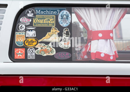 Adesivi sul finestrino laterale del camper VW al Bournemouth Wheels Festival di Bournemouth, Dorset UK, nel mese di giugno Foto Stock