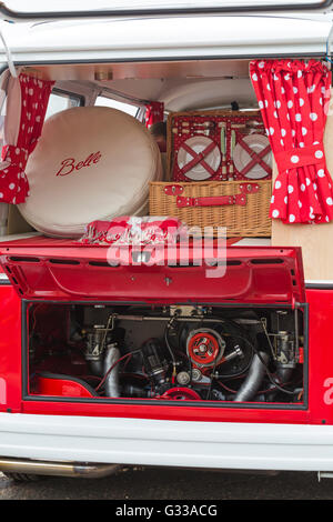 Voci sul display in rosso VW camper e che mostra il motore a ruote di Bournemouth Festival in giugno Foto Stock