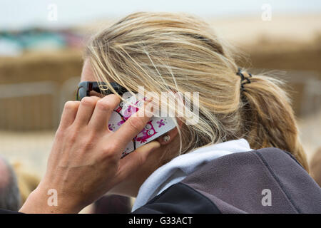 Donna che utilizza il telefono cellulare a Bournemouth Foto Stock