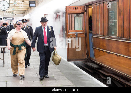 Reenactors a 1940s tempo di guerra sul weekend la grande stazione ferroviaria centrale Foto Stock