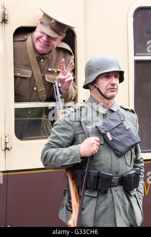 Reenactors a 1940s tempo di guerra sul weekend la grande stazione ferroviaria centrale Foto Stock