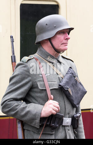 Un reenactor a 1940s tempo di guerra sul weekend la grande stazione ferroviaria centrale Foto Stock