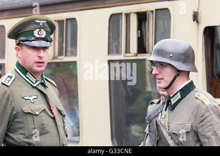 Reenactors a 1940s tempo di guerra sul weekend la grande stazione ferroviaria centrale Foto Stock
