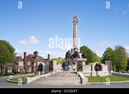 I visitatori che desiderano presso la War Memorial, Port Sunlight , Merseyside, England, Regno Unito Foto Stock