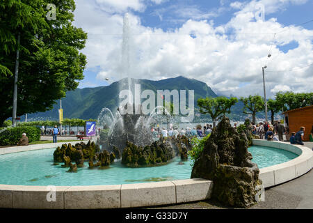 Lugano, Svizzera - 5 Giugno 2016: la gente seduta e camminare di fronte alla splendida fontana di Lugano direttamente dal suo l Foto Stock