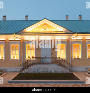 Un unico edificio in classico stile di palladio con pareti gialle e la sera illuminazione architettonica. Mosca, Russia Foto Stock