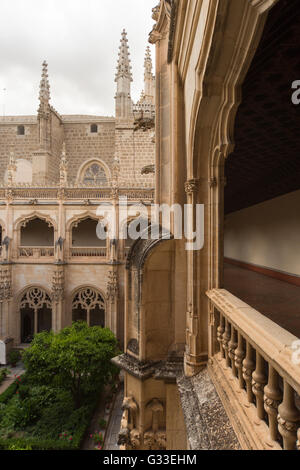Monastero di San Giovanni dei Re a Toledo Spagna architetto Juan Guas chiostro interno e giardino Foto Stock