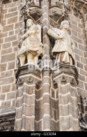 Angolo esterno dettaglio del monastero di San Giovanni dei Re a Toledo Spagna. Il monastero di San Juan de los Reyes Foto Stock