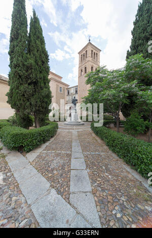 Plaza San Romano, Toledo, Spagna, con la statua di Garcilaso de la Vega e la chiesa di San Romano Foto Stock