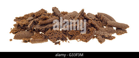 Molti olandesi a base di cacao biscotti sbriciolati in pezzi isolati su uno sfondo bianco. Foto Stock